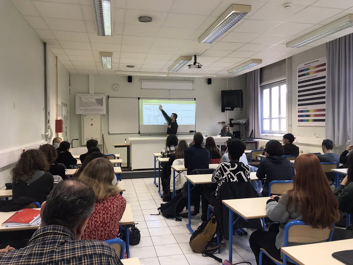 GuisthauLycee's tweet photo. Conférence inaugurale de Guillaume Blain et Mme Lepennec #Subatech #Arronax) sur la radioactivité pour la santé. Projet d’ #atelierscientifique animé par M. Balavoine où chaque élève travaillera en groupe sur un Axe de recherche avec une phase d’expérimentation ! #laboratoire🧑🔬 https://t.co/jpwdf3NUKS