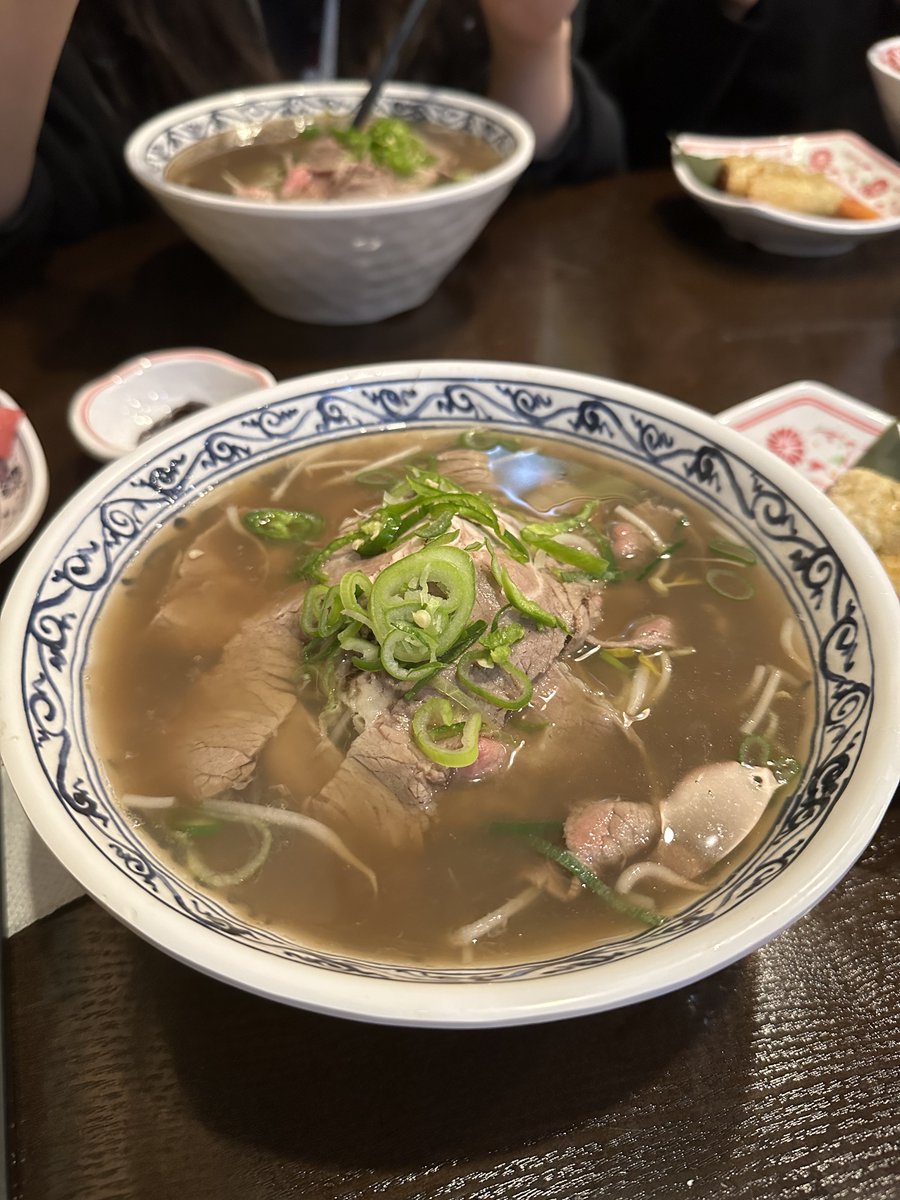 Matzipoppa's tweet photo. 📍포36거리

가성비 좋은 쌀국수 맛집으로 가격은 저렴한데 양은 정말 많다.
찐 쌀국수 맛집이라 눈치게임 실패하면 한참 웨이팅을 해야 할 정도다.

어제 롤드컵 t1 우승했다며 팀원들과 이야기하면서 먹었는데,
백현이 준비한 #이즈리얼 공연도 정말 멋졌고, 롤드컵얘기를 하며 먹으니 더욱 맛있었다 https://t.co/Cg0aLu6FaC