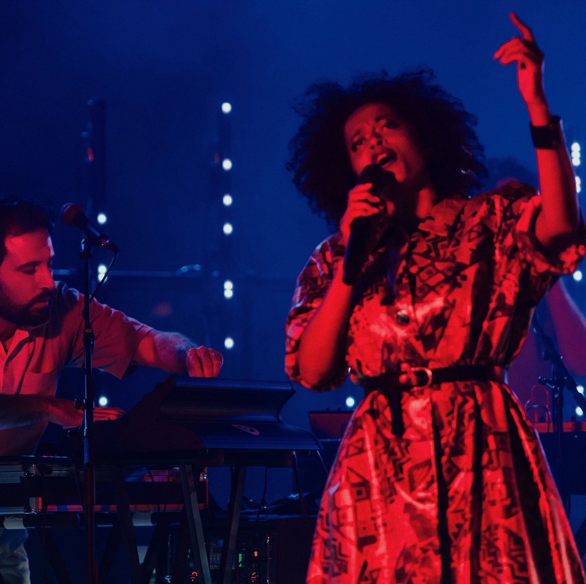 Oji é manxi cedu
Ê pidi benson
Ê besti bazofo
É pa konkista céu

Cintura di pedra ê kre ba brasa
Gana odja só Kel sol azul
Ba toma fé napundi kes Estrela bebe
Ba konkista céu