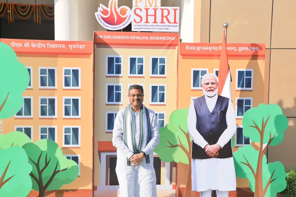 dpradhanbjp's tweet photo. Launch of PM SHRI Kendriya Vidyalayas and PM SHRI Jawahar Navodaya Vidyalayas in Odisha is a significant step towards strengthening early childhood care and ensuring holistic development of our children as envisioned in the NEP. 

Captured a beautiful moment at the #SelfiePoint at one of the PM SHRI schools.