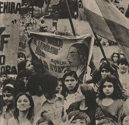 Hoy hemos querido hacer un breve hilo sobre la resistencia de las mujeres argentinas, porque ellas no necesitan faro de ningún tipo y sabemos que estarán a la altura de las circunstancias. Aun así nuestro afecto más sincero.