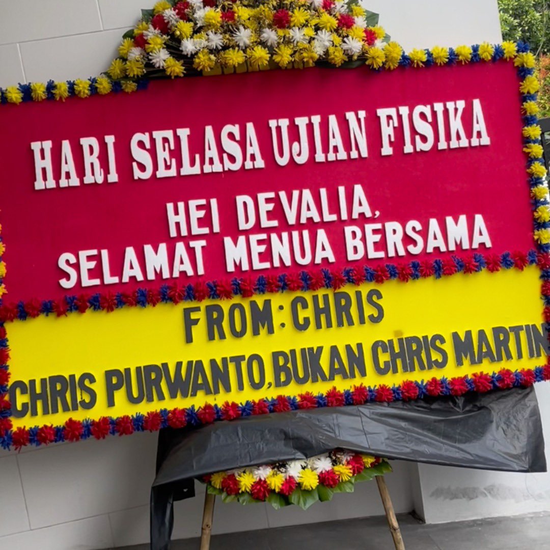 WOW DEVALIA DI LAMAR KEKASIHNYA DI KONSER COLDPLAY, MAS CHRIS SAMPE NGIRIMIN PAPAN BUNGA SEBAGAI UCAPAN CONGRATS‼️👏🏾