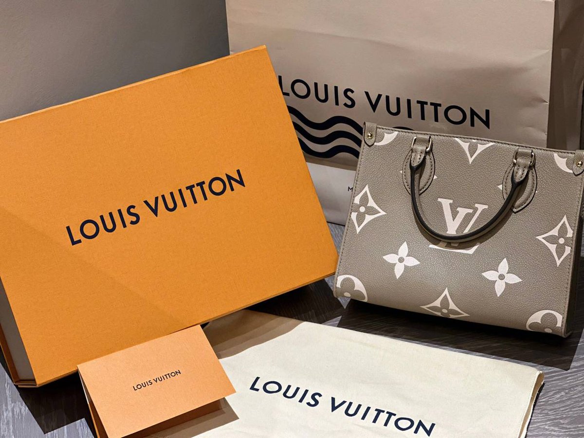 Hortewani's tweet photo. "LV bags represent the desire for a luxurious life. Every time you put one on your shoulder, it is a confident declaration of your own taste." https://t.co/rkkrO1YUEZ