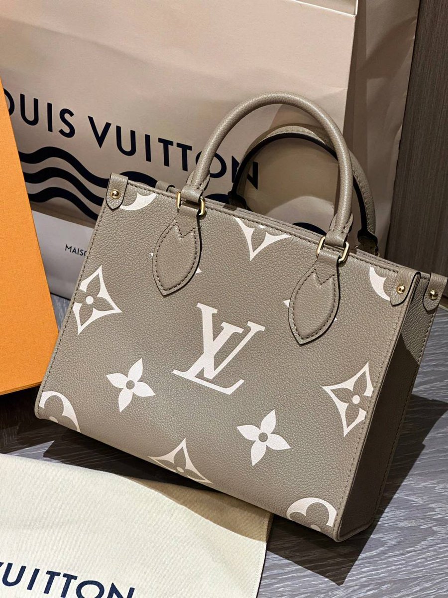 Hortewani's tweet photo. "LV bags represent the desire for a luxurious life. Every time you put one on your shoulder, it is a confident declaration of your own taste." https://t.co/rkkrO1YUEZ