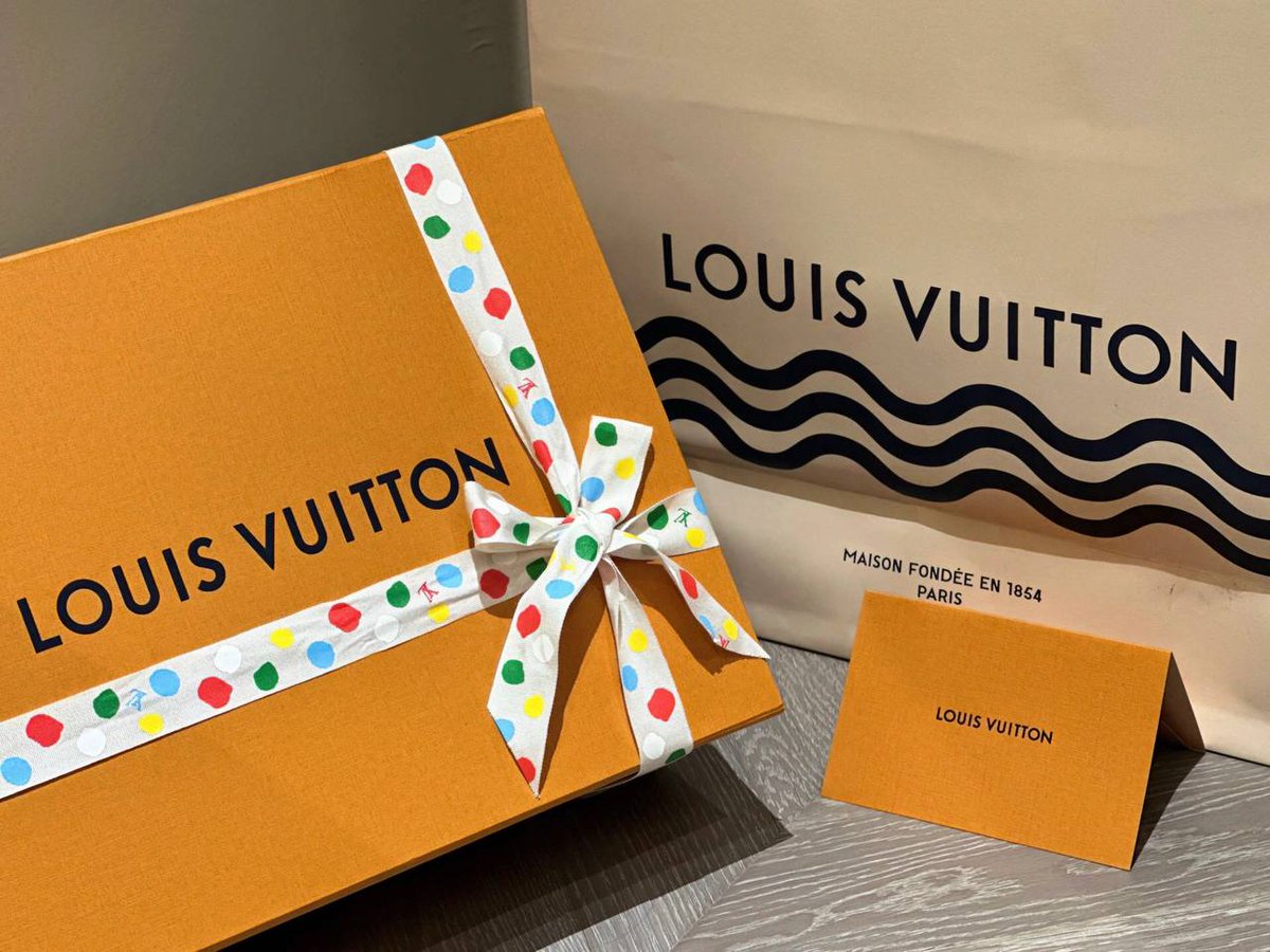 Hortewani's tweet photo. "LV bags represent the desire for a luxurious life. Every time you put one on your shoulder, it is a confident declaration of your own taste." https://t.co/rkkrO1YUEZ