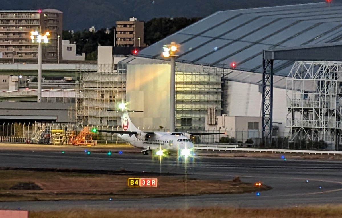 skyparkitami's tweet photo. ✈⚠️音量注意⚠️
公式初❣️
#エコハート💚 夕暮れでとらえるのが
かなり難しかったですが、機体両側面の緑の💚が可愛いです
@JAL_Official_jp
#Japan_Air_Commuter
#JL2325
#AT46
#JA11JC
#ATR_42_600
#伊丹スカイパーク
#塗装機
#夕方
#飛行機のある風景
#伊丹空港
#大阪国際空港
#兵庫県
#伊丹市
#公園 https://t.co/o7CxRIDdpB
