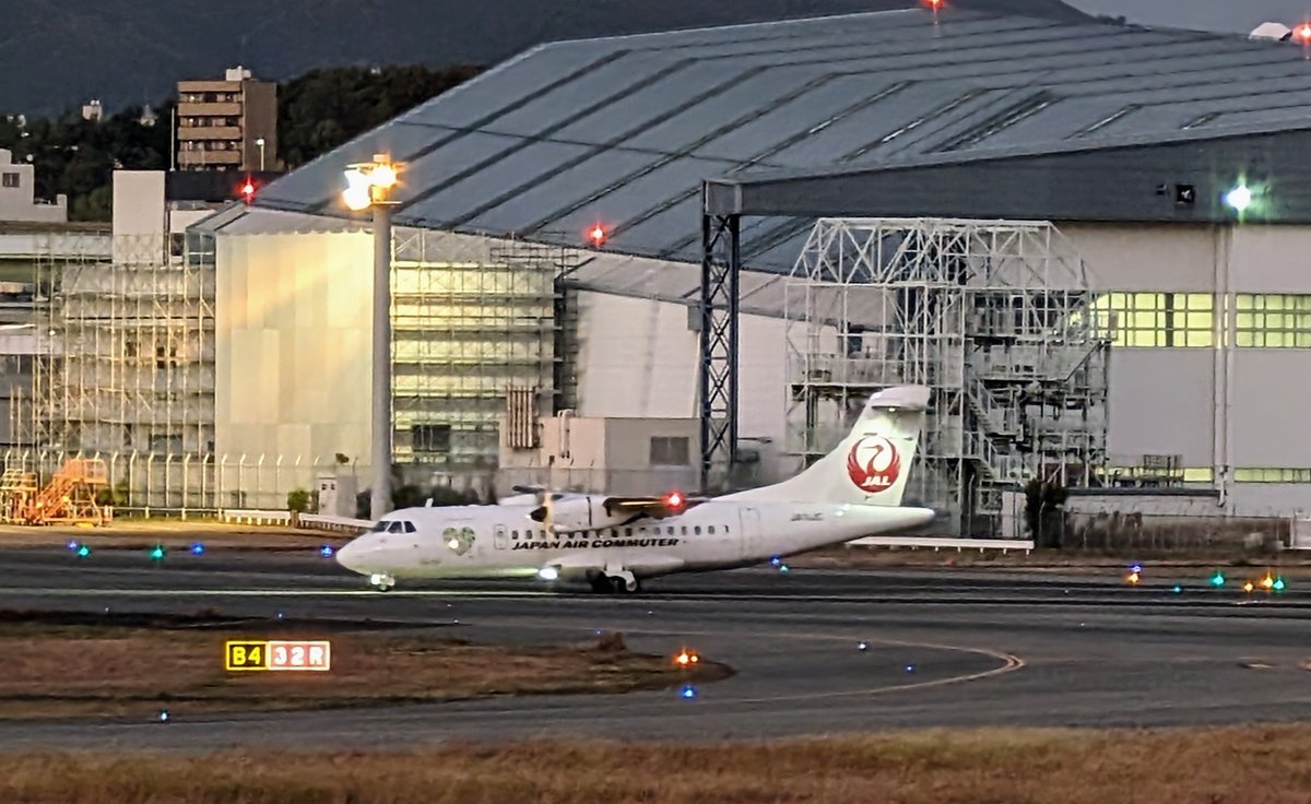 skyparkitami's tweet photo. ✈⚠️音量注意⚠️
公式初❣️
#エコハート💚 夕暮れでとらえるのが
かなり難しかったですが、機体両側面の緑の💚が可愛いです
@JAL_Official_jp
#Japan_Air_Commuter
#JL2325
#AT46
#JA11JC
#ATR_42_600
#伊丹スカイパーク
#塗装機
#夕方
#飛行機のある風景
#伊丹空港
#大阪国際空港
#兵庫県
#伊丹市
#公園 https://t.co/o7CxRIDdpB