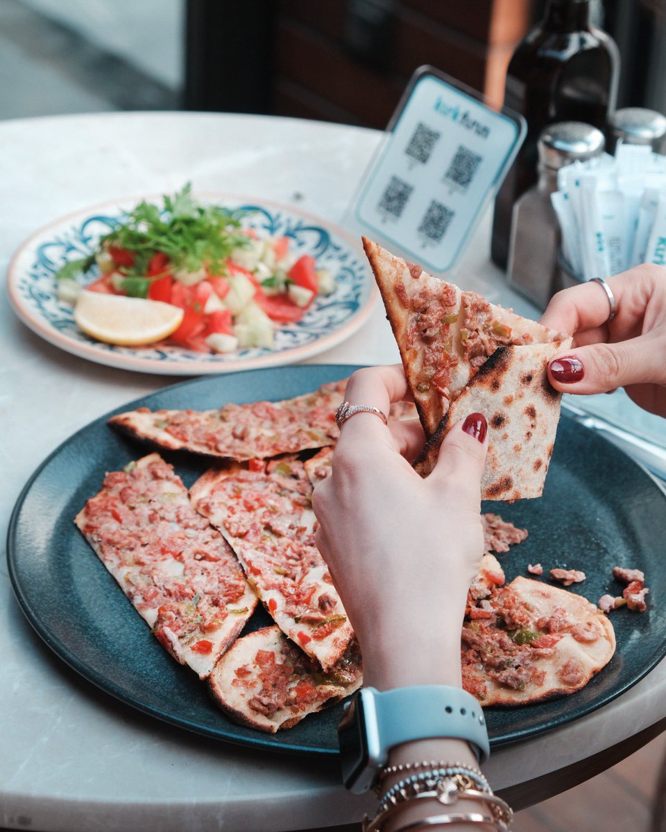 Kıtır kıtır hamuru; leziz eti ve çoban salatası ile bıçak arası 😋 

Bir kere tattıktan sonra aklınıza geldikçe yutkunduracak enfes bir lezzet 😄

Gurme Tatlar 🍴
📍Atlantis Avm  📞 0312 257 07 40
📍Kaşmir Center📞0312 257 04 40
📍Çayyolu Şube 📞0312 257 06 40

#40Fırın