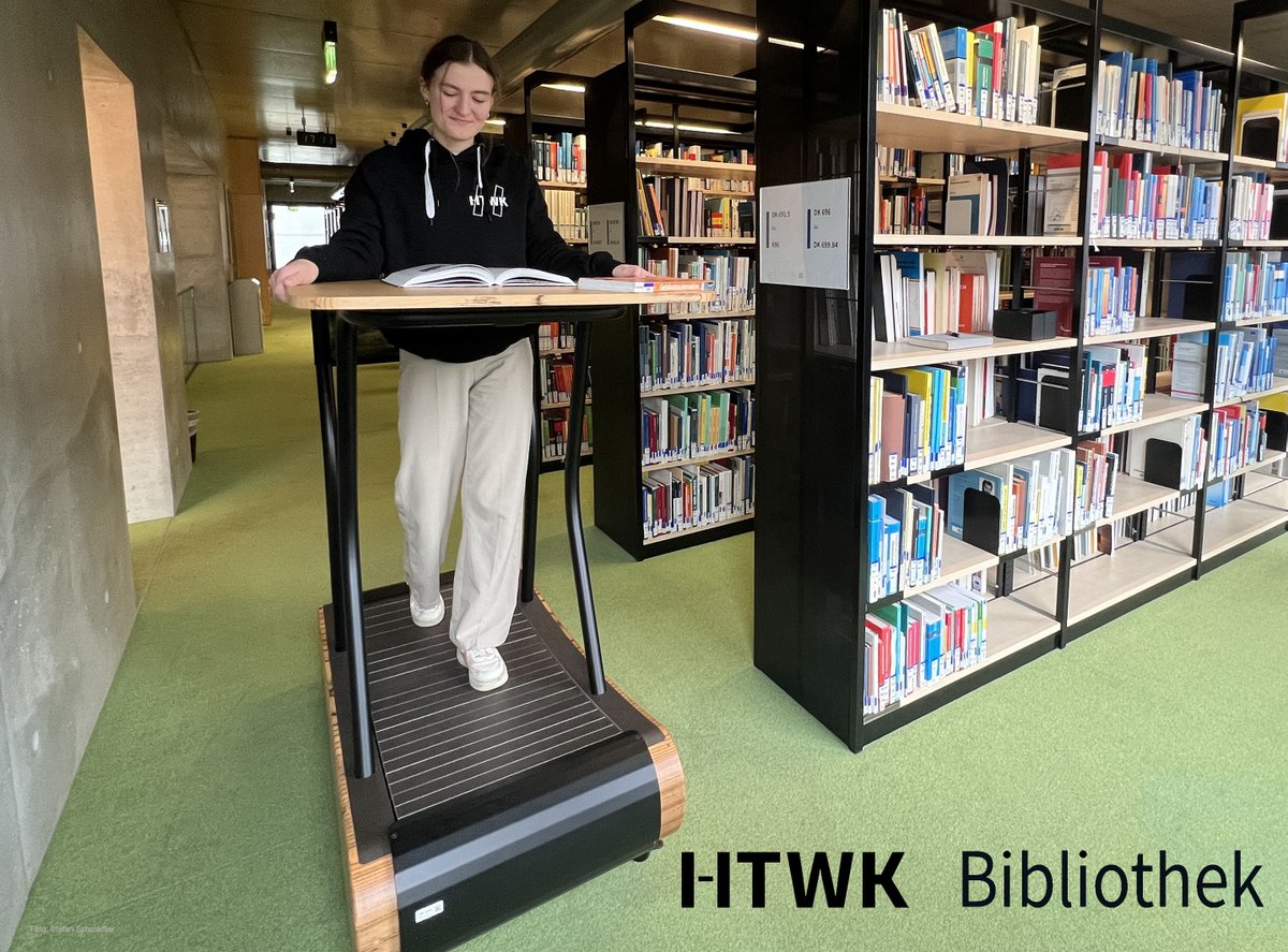 Bewegtes Arbeiten in der Bibliothek der <a href="/HTWKLeipzig/">HTWK Leipzig</a>: Ein motorloses Laufband mit Schreibtisch unterstützt Lernen, Konzentration und gute Ideen - und das mit tollem Ausblick auf die Karl-Liebknecht-Straße. In der zweiten Etage.