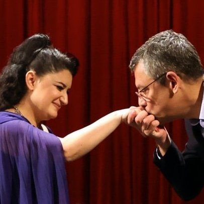 PKK  sempatizanı olduğunu bilmeyen yok! 

Herşeyi bi kenara bırakın, Atatürk'ün annesine küfreden Musa Anter için konser veriyor,

Öpmediğiniz başka el kaldı mı ? <a href="/eczozgurozel/">Özgür Özel</a>
