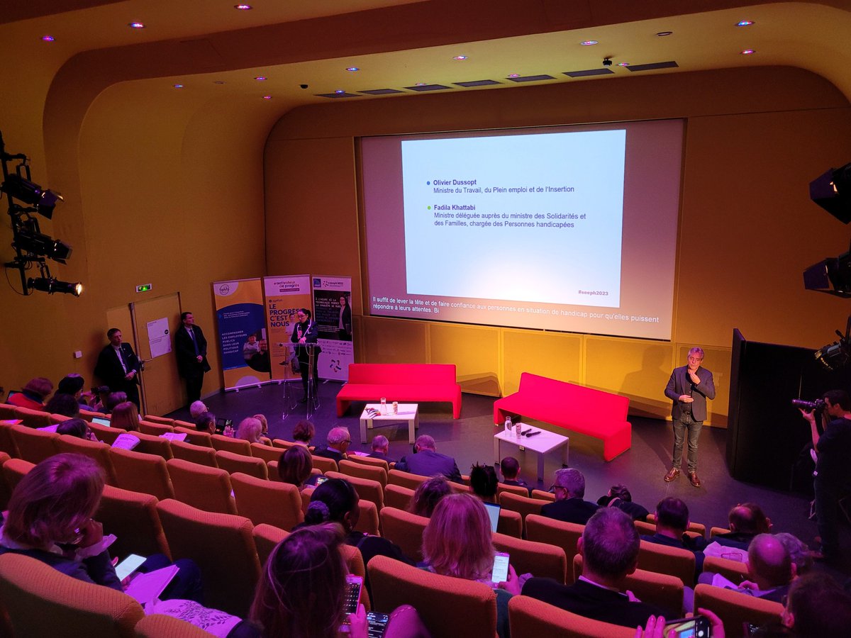 Conférence d'ouverture de la Semaine européenne pour l'#emploi des personnes handicapées.  Le hors-série spécial #SEEPH2023 du magazine #Être, partenaire média de l'événement, y est distribué. Toute la team Être en réseau est dans la place 🦾👍
Belle SEEPH et bonne lecture 🤩😉