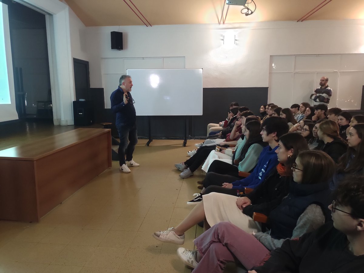 Irungo_La_Salle's tweet photo. Azaroak 17an, Kimika fakultateko irakaslea den Jose Seco izan genuen gurekin. Euskal Herriko Unibertsitateaz eta Kimika fakultateaz aritu zen 2. Batxilergoko ikasleekin. Oso aberasgarria izan zen emandako Kimikaren ikuspegia. #lasalle #eskerrikasko #bachillerato #ITBLaSalle https://t.co/6tCcjzfKlH