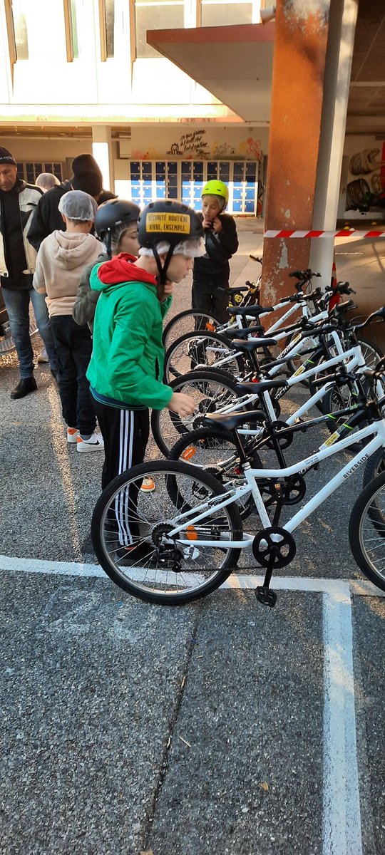 ClgCamus06210's tweet photo. Tous nos élèves de 6e @ClgCamus06210 sensibilisés à la pratique cycliste. 🚴♀️🚴♂️
🙏 #MSRI maison de la sécurité routière itinérante.🚦
👏 aux élèves pour leur écoute et leur participation active.
@DavidKonopnicki @AdnaniHafid @AlpesMaritimes @LaurentLeMerci4 https://t.co/NWACjvEwyU