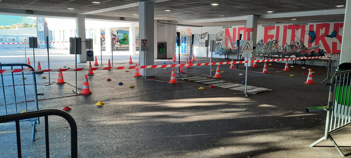 ClgCamus06210's tweet photo. Tous nos élèves de 6e @ClgCamus06210 sensibilisés à la pratique cycliste. 🚴♀️🚴♂️
🙏 #MSRI maison de la sécurité routière itinérante.🚦
👏 aux élèves pour leur écoute et leur participation active.
@DavidKonopnicki @AdnaniHafid @AlpesMaritimes @LaurentLeMerci4 https://t.co/NWACjvEwyU
