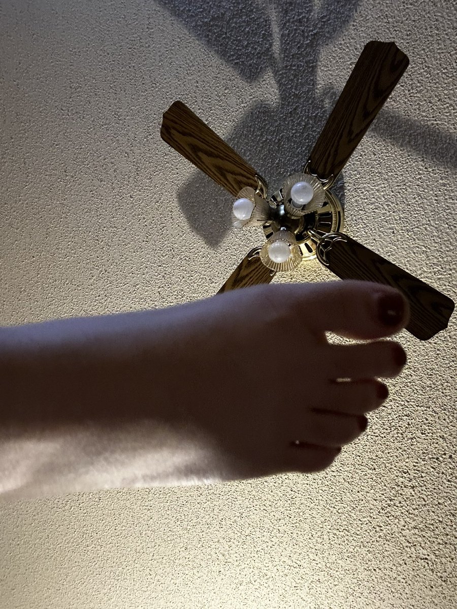 Little blury 😅but brown for the fall👣😘 
#feet #feetcontent #Sizetwitter #SolesSoSoft