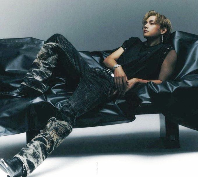 taeguide's tweet photo. [INFO] Taehyung has now completed 100 days total on Spotify Global Artists chart 

Taehyung is now the 3rd Longest Charting K-Pop Soloist ever on the chart

Congratulations Taehyung! https://t.co/Ynxuq9sXNR