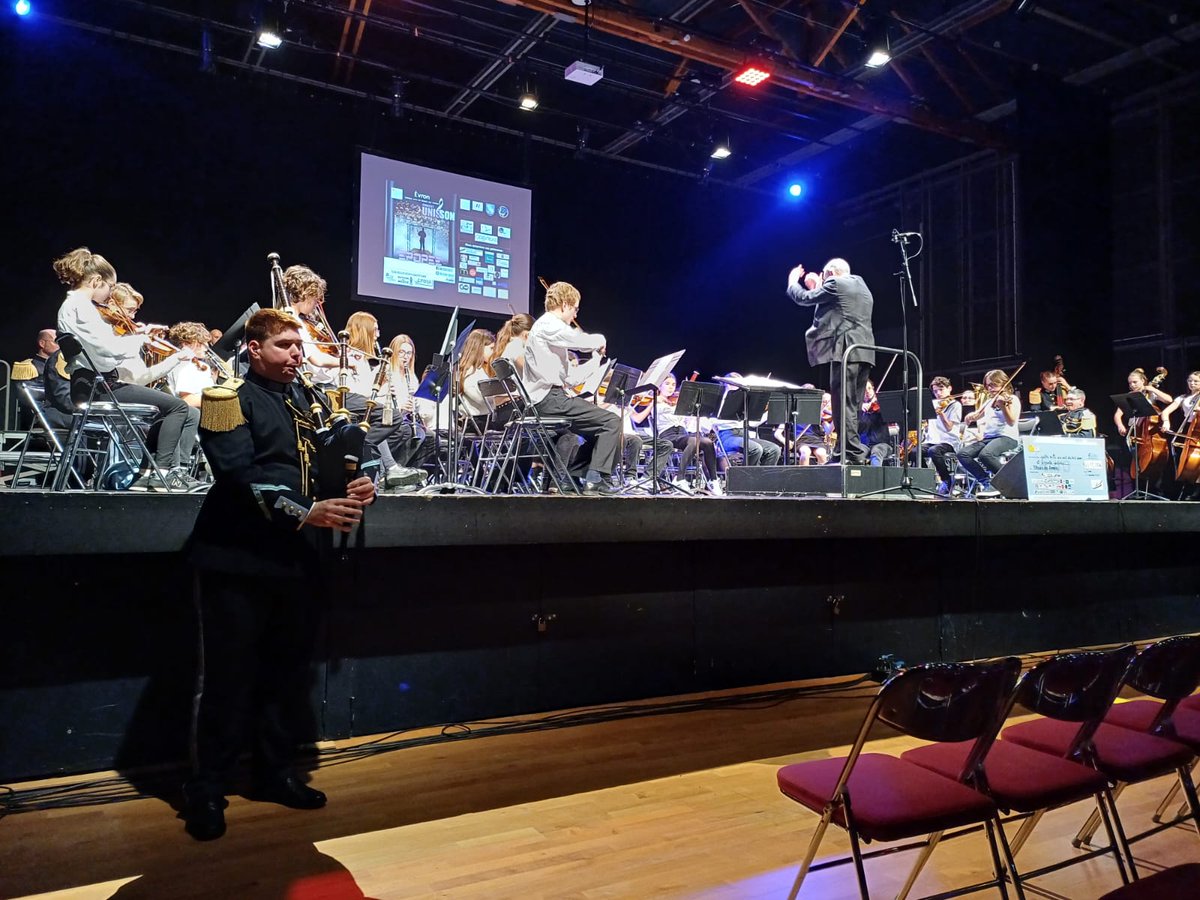 Le 100e concert ! 
🎵 🫶 SOLIDARITÉ avec nos blessés et les familles endeuillées.
Joli moment pour le 9e concert #UNISSON de la tournée Épopée 2023 !!!  👏🙌😍 4618 euros récoltés à Évron en Mayenne (53) ! Un immense merci à toutes et à tous pour votre générosité. 🙏🏻