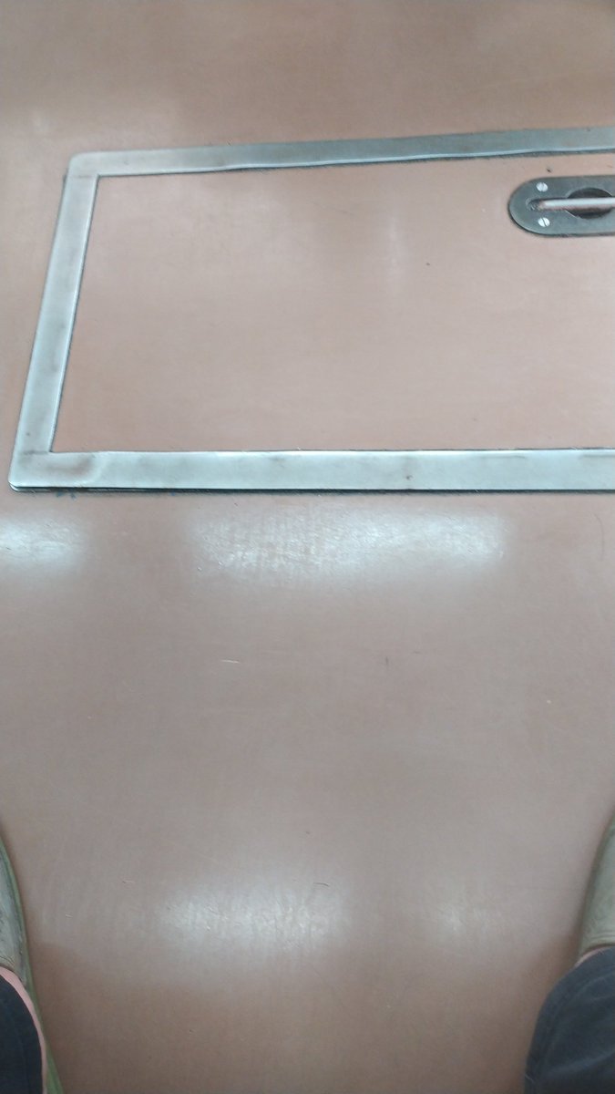 tutor biar ga nyanyi dong pas lagi dengerin lagu di transportasi umum
paling gabisa nahan nyanyi kalo udah denger lagu pake hetset 😭