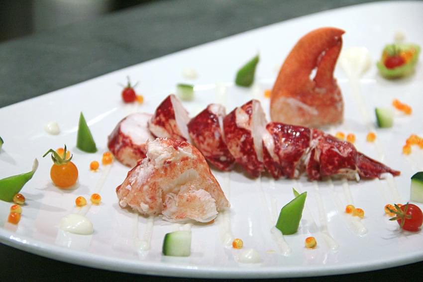 Ensalada de bogavante con vinagreta de su coral y mahonesa de ajetes.

#RestauranteCasaUrola #CocinadeTemporada #Parrilla #Pintxos #Producto #Food #CocinadeProximidad #Gastronomie #Foodlovers #Tapas #Wine #Asador #Gastronomy #Donostia #SanSebastian