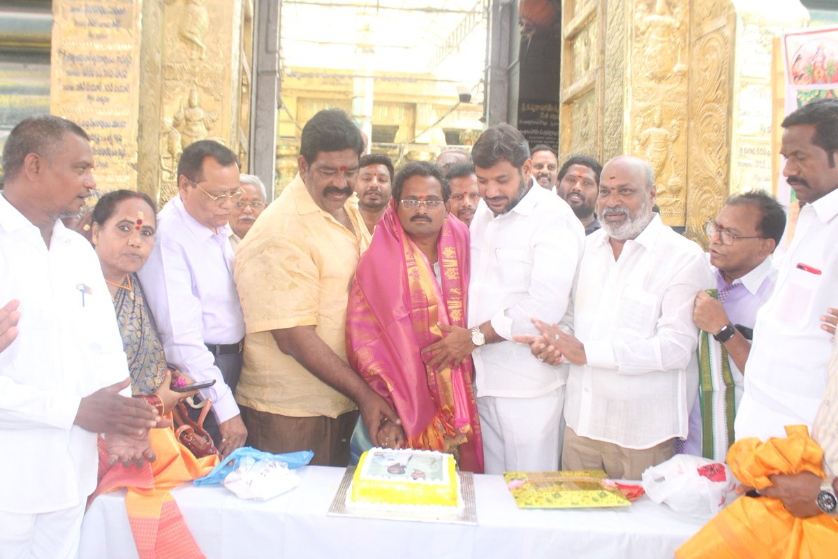 TDPConnects's tweet photo. గుంటూరు జిల్లా తెలుగుదేశం పార్టీ పార్లమెంట్ కమిటీ  కోశాధికారి  కొనకళ్ళ సత్యం గారి జన్మదిన సందర్బంగా ఆర్యవైశ్య కుటుంబ సభ్యులు ఏర్పాటు చేసిన కేక్ కటింగ్ మరియు అన్నదాన కార్యక్రమంలో పాల్గొని జన్మదిన  శుభాకాంక్షలు  తెలియచేటం జరిగింది.
#WhyAPHatesJagan
#TDPJSPTogether
#MohammedNaseer
#GunturEastConstituency
#GunturDistrict
#TDPGuntur
#TeluguDesamParty
#NaraChandraBabuNaidu
#NaraLokesh
#Yuvagalam
#BhavishyathukuGuarantee
#APNeedsCBN
