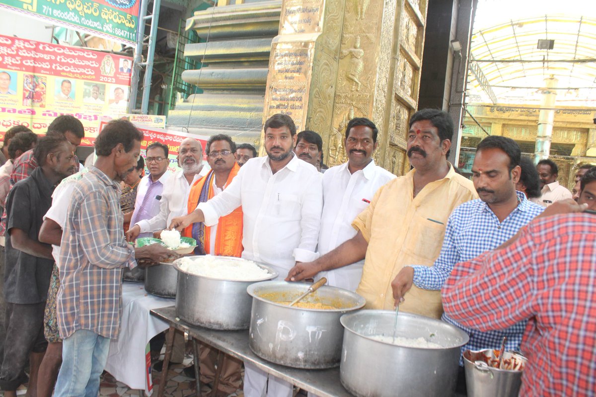 TDPConnects's tweet photo. గుంటూరు జిల్లా తెలుగుదేశం పార్టీ పార్లమెంట్ కమిటీ  కోశాధికారి  కొనకళ్ళ సత్యం గారి జన్మదిన సందర్బంగా ఆర్యవైశ్య కుటుంబ సభ్యులు ఏర్పాటు చేసిన కేక్ కటింగ్ మరియు అన్నదాన కార్యక్రమంలో పాల్గొని జన్మదిన  శుభాకాంక్షలు  తెలియచేటం జరిగింది.
#WhyAPHatesJagan
#TDPJSPTogether
#MohammedNaseer
#GunturEastConstituency
#GunturDistrict
#TDPGuntur
#TeluguDesamParty
#NaraChandraBabuNaidu
#NaraLokesh
#Yuvagalam
#BhavishyathukuGuarantee
#APNeedsCBN