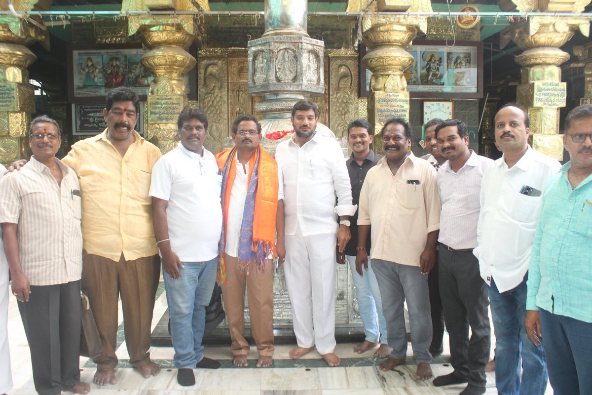 TDPConnects's tweet photo. గుంటూరు జిల్లా తెలుగుదేశం పార్టీ పార్లమెంట్ కమిటీ  కోశాధికారి  కొనకళ్ళ సత్యం గారి జన్మదిన సందర్బంగా ఆర్యవైశ్య కుటుంబ సభ్యులు ఏర్పాటు చేసిన కేక్ కటింగ్ మరియు అన్నదాన కార్యక్రమంలో పాల్గొని జన్మదిన  శుభాకాంక్షలు  తెలియచేటం జరిగింది.
#WhyAPHatesJagan
#TDPJSPTogether
#MohammedNaseer
#GunturEastConstituency
#GunturDistrict
#TDPGuntur
#TeluguDesamParty
#NaraChandraBabuNaidu
#NaraLokesh
#Yuvagalam
#BhavishyathukuGuarantee
#APNeedsCBN