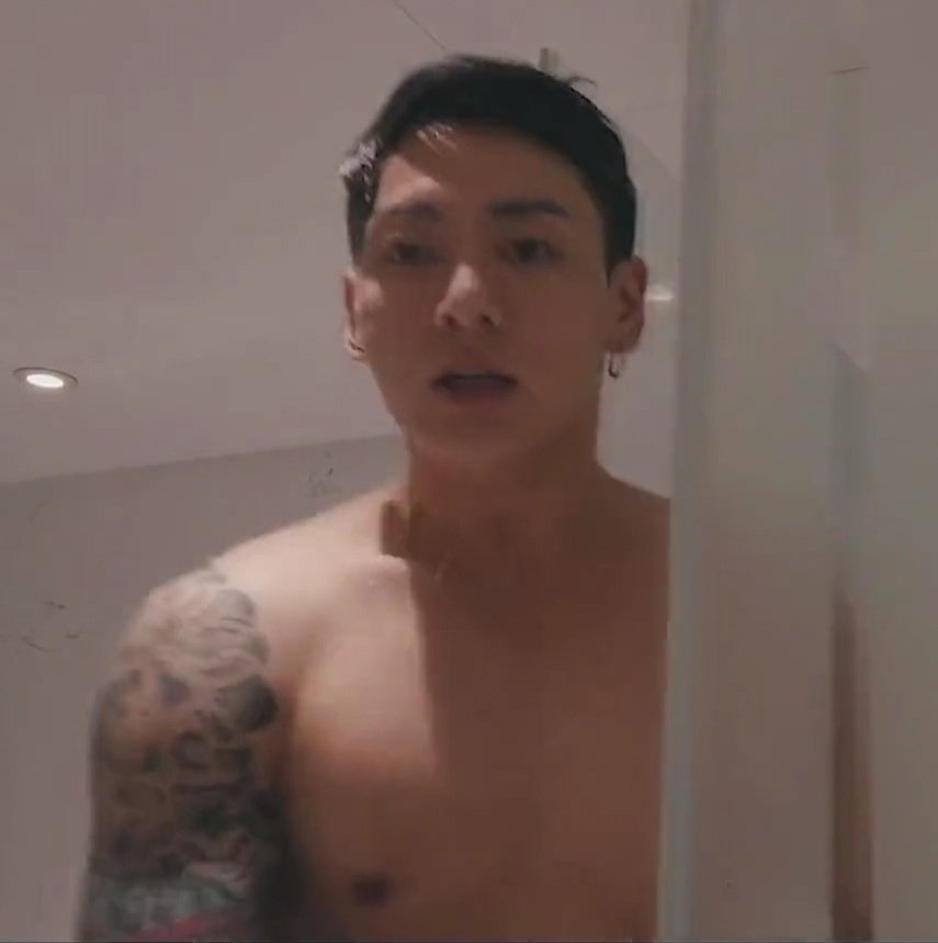 he looks like my captain 😭😭