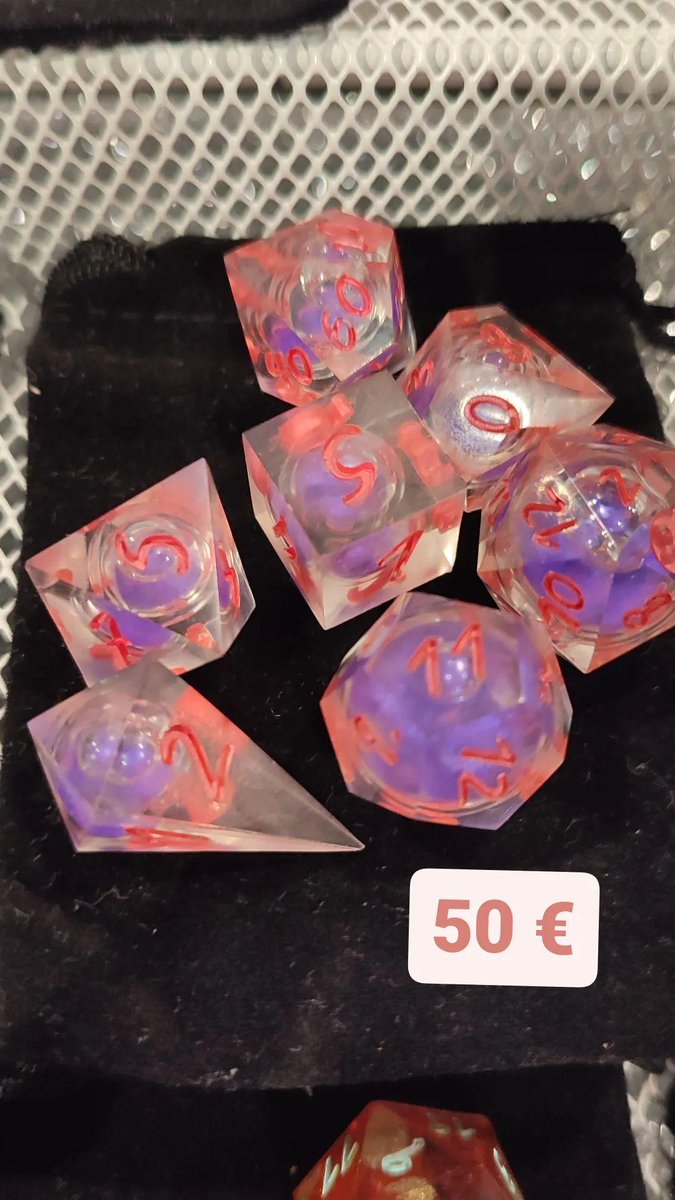 Voy a hacer un hilo con el stock que me queda, aunque espero actualizar la web esta semana. Recordad que hasta reyes no hay gastos de envío y que si queréis algo personalizado solo tenéis que mandarme un DM