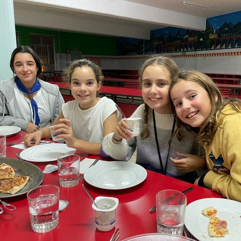 CalasanciasCoru's tweet photo. ¿Has visto que actividad tan chula hemos hecho en #MovimientoCalasancio? En la noche de pijamas hemos compartido juegos, reflexiones y sobre todo muchas, muchas risas.
#SomosCalasancias
#CalasanciaMenteFelices
#AlumnosGeniales
#AlumnasTalentosas
#TeachingForLife
#K_Damos https://t.co/RO3m9SF7gh