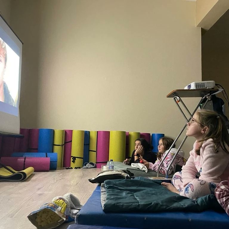 CalasanciasCoru's tweet photo. ¿Has visto que actividad tan chula hemos hecho en #MovimientoCalasancio? En la noche de pijamas hemos compartido juegos, reflexiones y sobre todo muchas, muchas risas.
#SomosCalasancias
#CalasanciaMenteFelices
#AlumnosGeniales
#AlumnasTalentosas
#TeachingForLife
#K_Damos https://t.co/RO3m9SF7gh