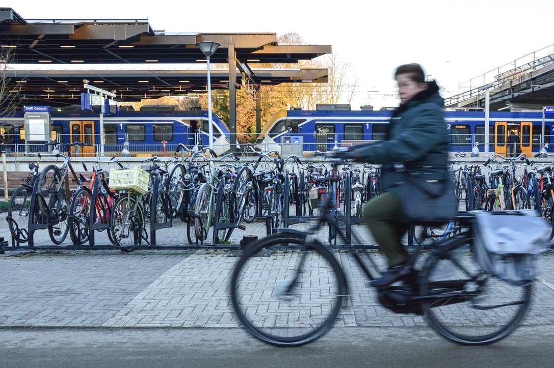 A futureproof city focuses not only on cycling, but searches for synergies with other modalities such as public transport, walking, and the automobile.

50% of all trips that take place on the transit system in the Netherlands begin with a bicycle ride.