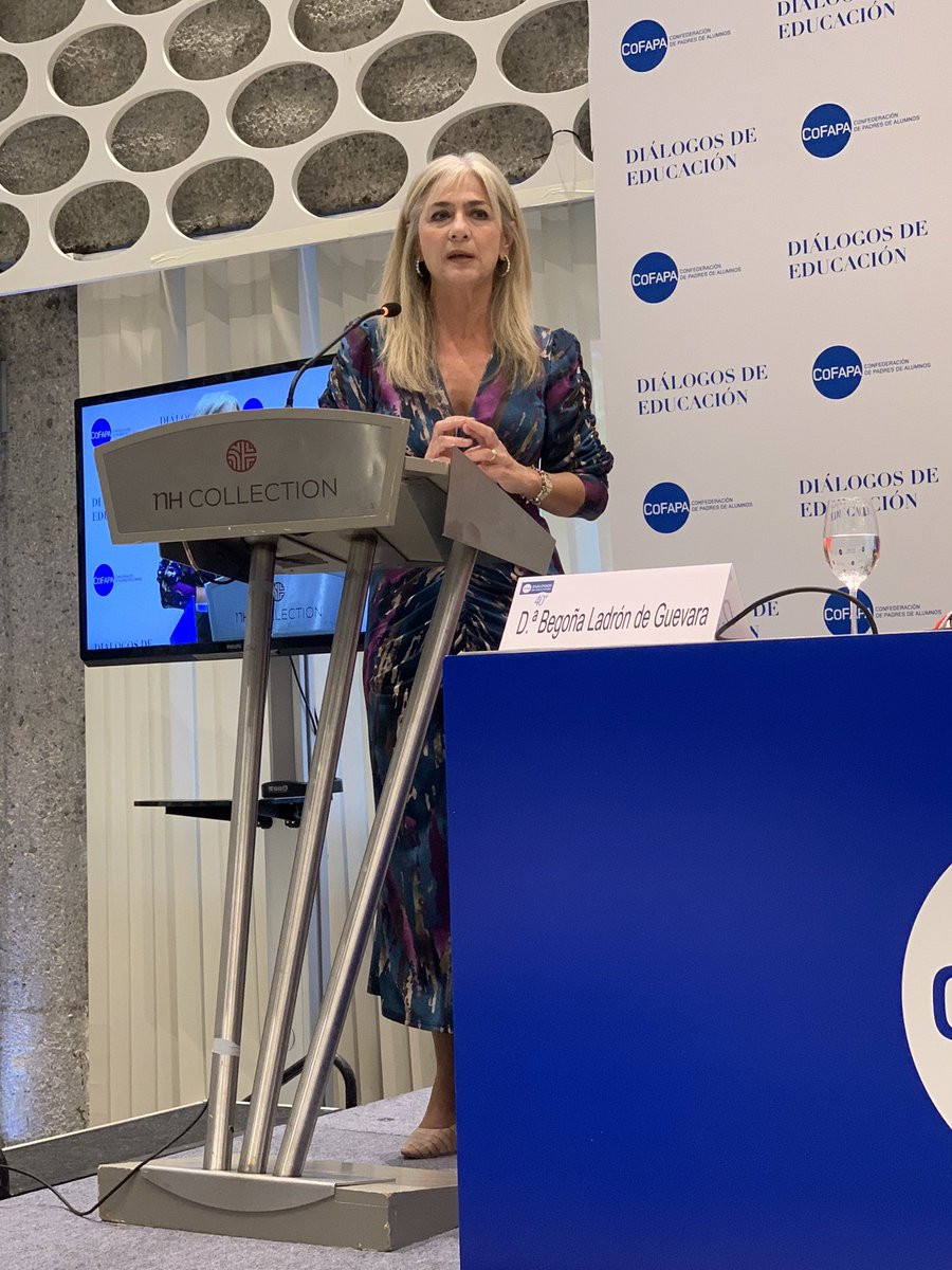 Lwena7's tweet photo. #40COFAPA escuchamos a la Consejera de Educación y FP de Andalucía, @Patricia_Pozo_ , q nos explica sus 3 ejes: en la mejora del rendimiento académico del alumnado, la calidad educativa y la FP, q sume oportunidades q todos los andaluces https://t.co/FBa49d2oBr