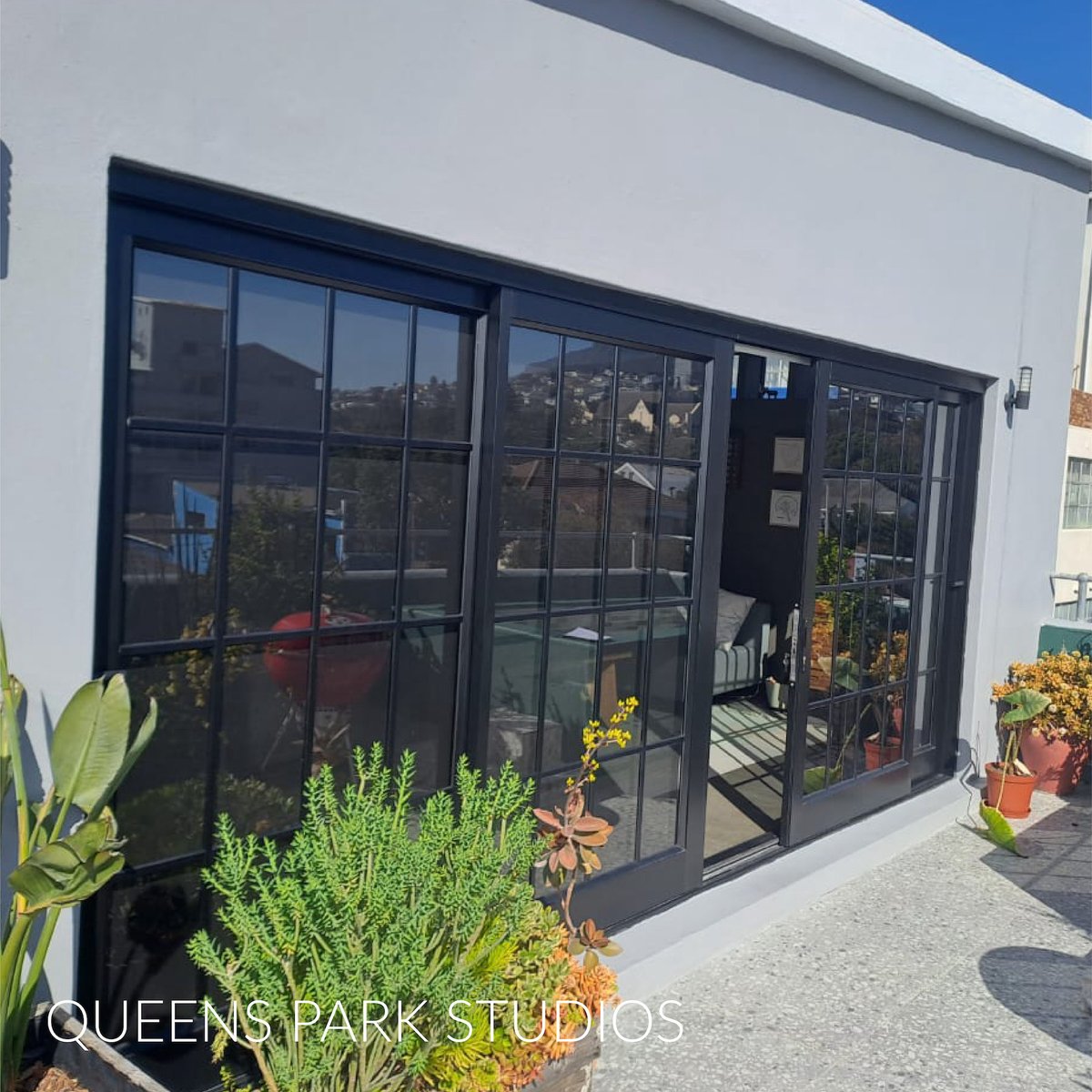 MetalWindows1's tweet photo. Metal Windows custom-designed and installed this black aluminium sliding door and custom curved windows.

For more information contact us at 0214484333 or email info@metalwindows.co.za.

#metalwindows #aluminiumdoor #formanbrand #commercial #custommade #madeincapetown #renovation https://t.co/aIxZljp5Ge