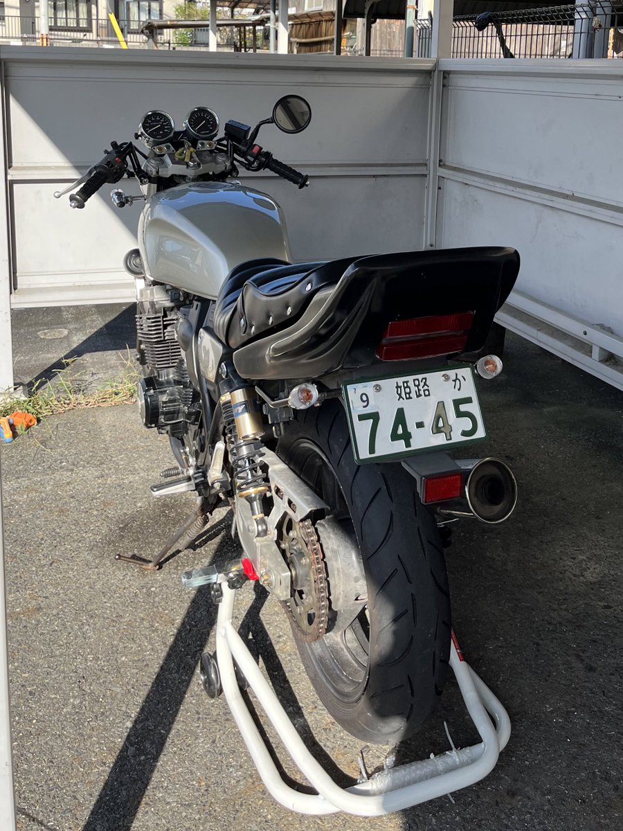 T_Daigoro_'s tweet photo. 愛車のバイク盗難されました
滋賀県草津市からです

車種:XJR400r 4hm
ナンバー:姫路　か　7445
場所:滋賀県草津市南笠東
時間:17日(金)正午〜20日(月)15時の間

特徴は写真の通りで、↓にまとめてます

些細な情報でいいので連絡いただけると助かります

#盗難　#バイク盗難　#拡散希望　#XJR400 https://t.co/cWEfbyfNWo