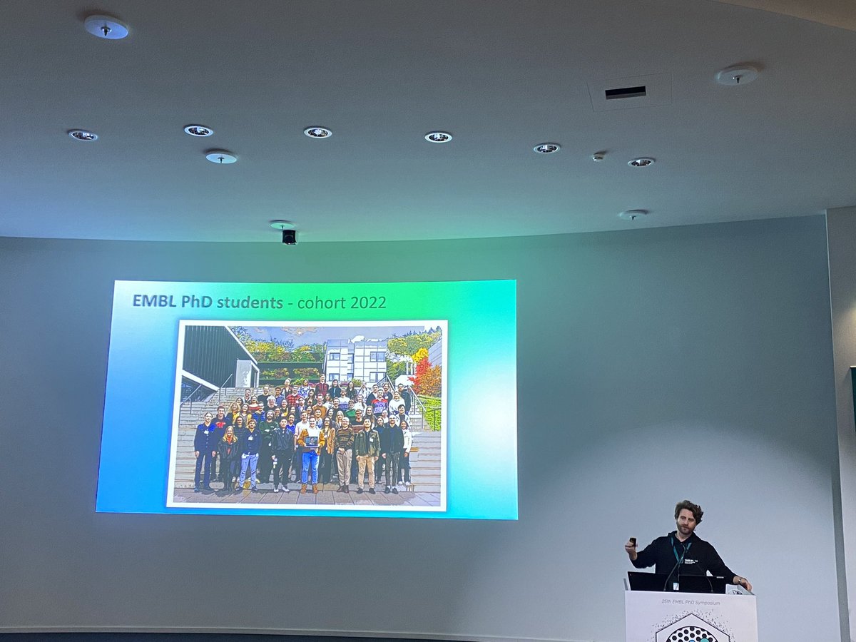 Great intro from one of our core organisers Tom! He showed how we all behave as a collective just by making us clap 👏 🤯 Let the cool science begin #emblphdsymposium #embl