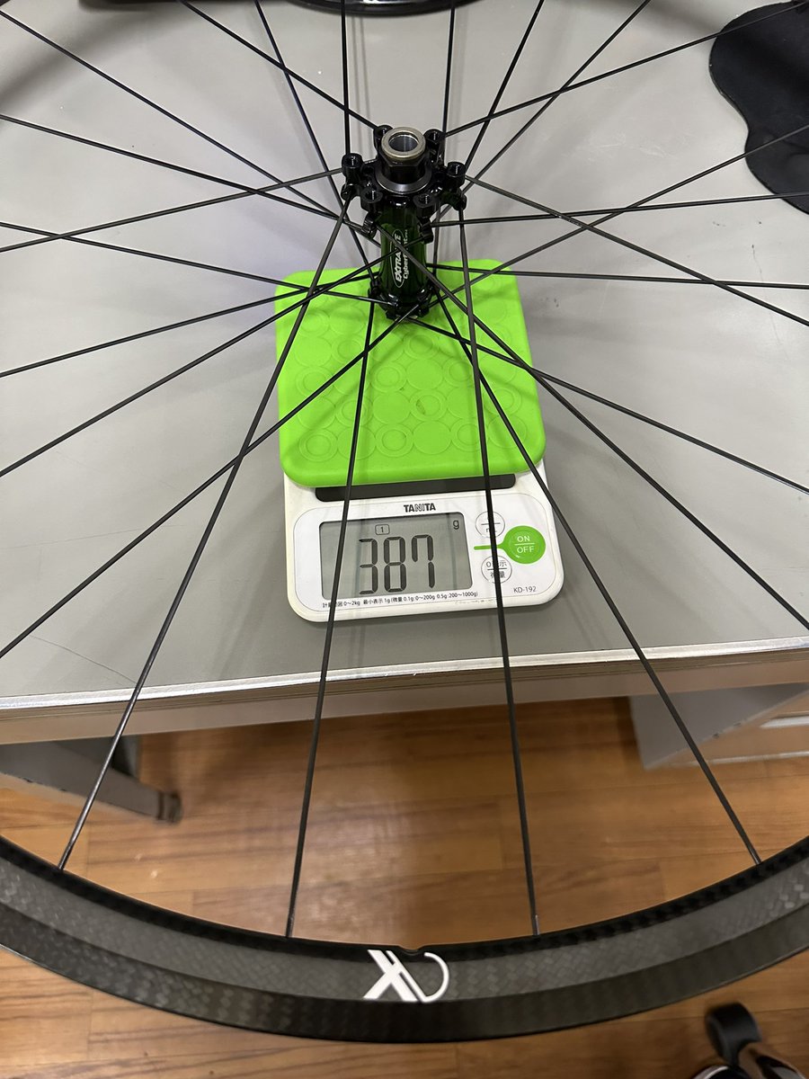 Trisports_Cycle's tweet photo. #トライスポーツ #axlightness
ax-lightness Ultra Disc 25Tホイール
完組ホイールでこの軽さ。来年のヒルクライムシーズンに向けて今から如何でしょうか? https://t.co/GI0ldE4TJ2