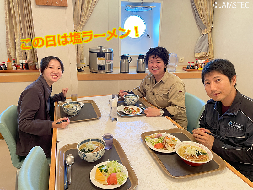 Chikyu_JAMSTEC's tweet photo. Fun at Sea😋
#Chikyu has a buffet-style galley🍴 Only take what you can eat‼️ Because #Chikyu is used for international projects, the menu is diverse✨ Filipino home cooking “Adobo”, tempura, and shio-ramen🥰 Delectable dining to support research! #SeizeSlowSlip https://t.co/nf59DtbZ1b
