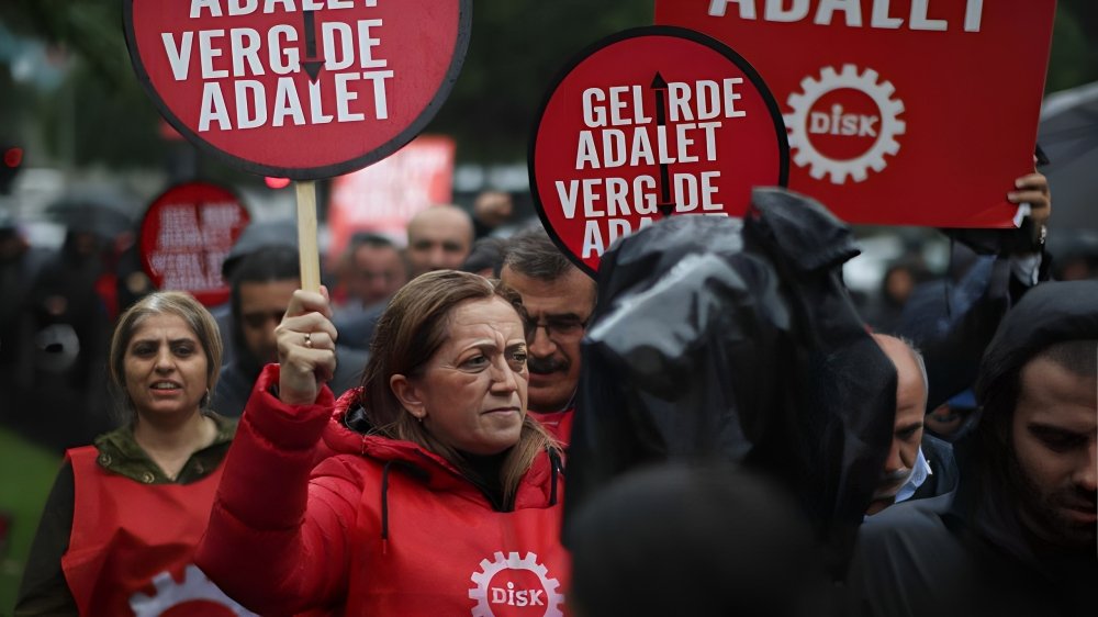 acikradyo's tweet photo. Disk Genel Başkanı Arzu Çerkezoğlu'yla (@ArzuCerkezoglu) #GelirdeVergideAdalet Yürüyüşü'nü konuşacağımız Emeğin Gündemi (@emekgundem) 14.00'de!

Dinlemek için:
https://t.co/kZ9Q3jf2ar https://t.co/t0mXyIyTun