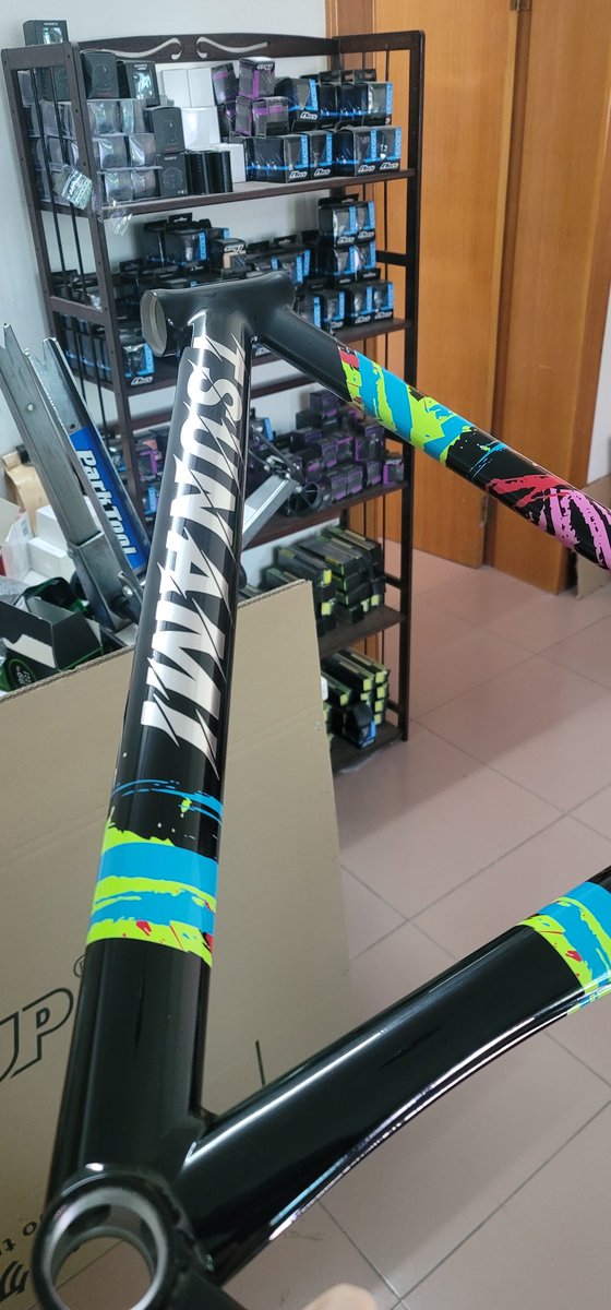 tsunami82269's tweet photo. TSUNAMI snm300
Color graffiti & Silver
Size 52 55 58 frame & fork headset NECO
#fnfjb #fixedgear #fixedgearbike #fixiegear #cycling #cycle #cycles #trackbike #trackbikes #singlespeed #singlespeedbike #singlespeedcycle #pistbike #fixedgearbicycle #fixedgearcycle https://t.co/k8IRfThdsH