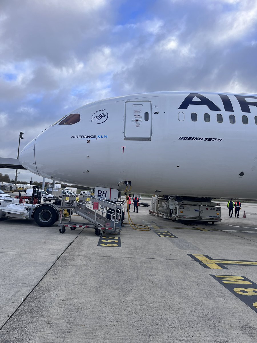 PBARGIBANT's tweet photo. En route vers #Afrique de l’est depuis @ParisAeroport avec @bargibant62 vers notre 86 ième #pays🌍.C’est avec ce 789 AF @AFnewsroom @amis_AF @B787fans #business + les nouveaux menus #Gastronomie @AnneSophiePic @EmmanuelRenaut  et un équipage des plus sympathique👍🏻@flight_report https://t.co/8qOqcr370K