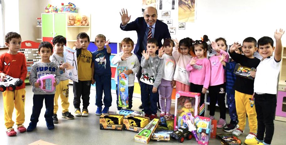 DrKerimoglu's tweet photo. “Vatanı korumak çocukları korumakla başlar.”
#MustafaKemalAtatürk

Geleceğimizin teminatı çocuklarımızın daha çağdaş daha güvenli bir ülkede yaşaması için var gücümüzle çalışıyoruz.
#DünyaÇocukHaklarıGünü kutlu olsun. https://t.co/B1nNSFBrIv