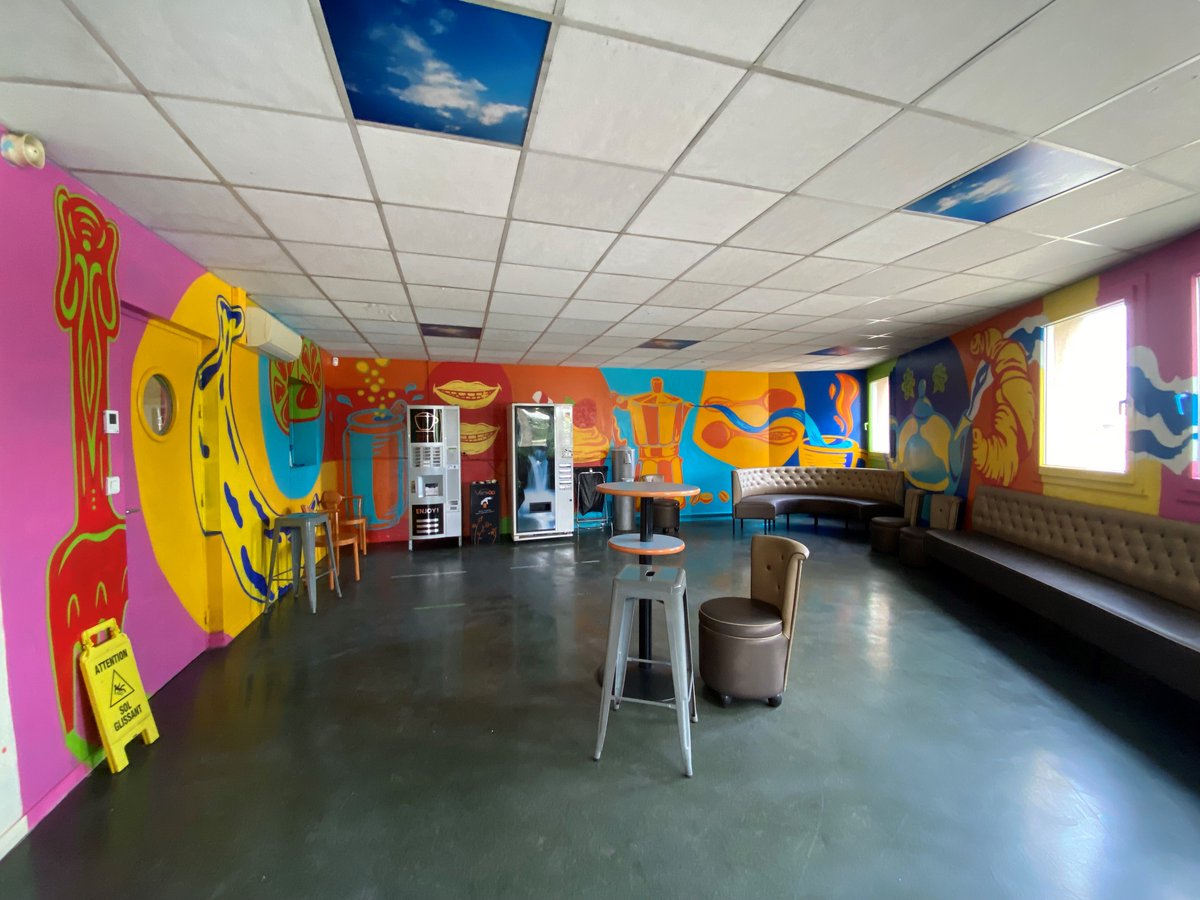 Dimitri et Inca ont réalisé une fresque complète dans la salle de pause de l'ESAT L'Envol
Leur duo Dimka avait réalisé une première fresque dans un couloir menant aux ateliers.
Un magnifique travail que les travailleurs adorent.
Vous pouvez les suivre sur Instagram : dimka.crafts