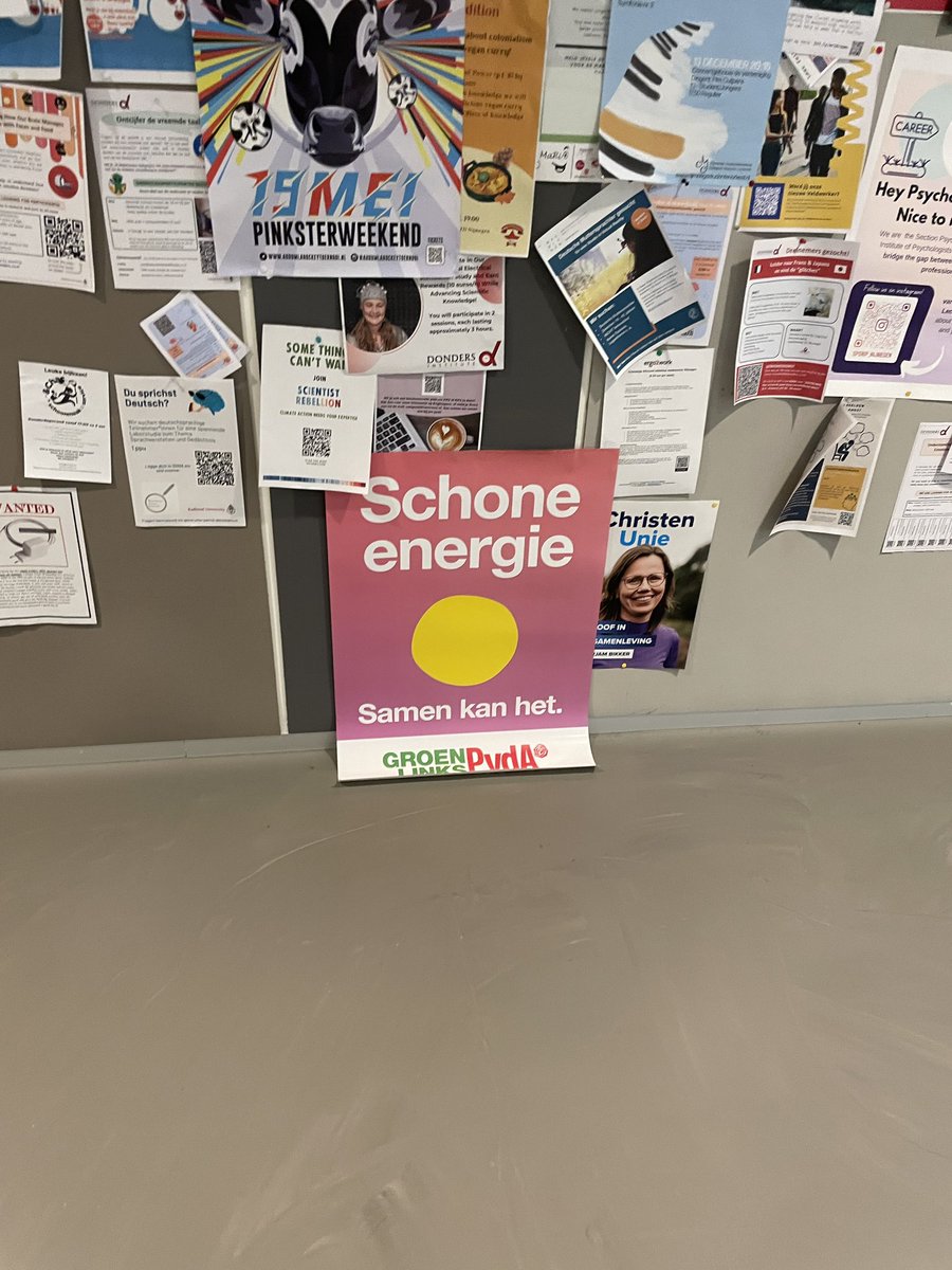 Posters plakken voor de colleges.