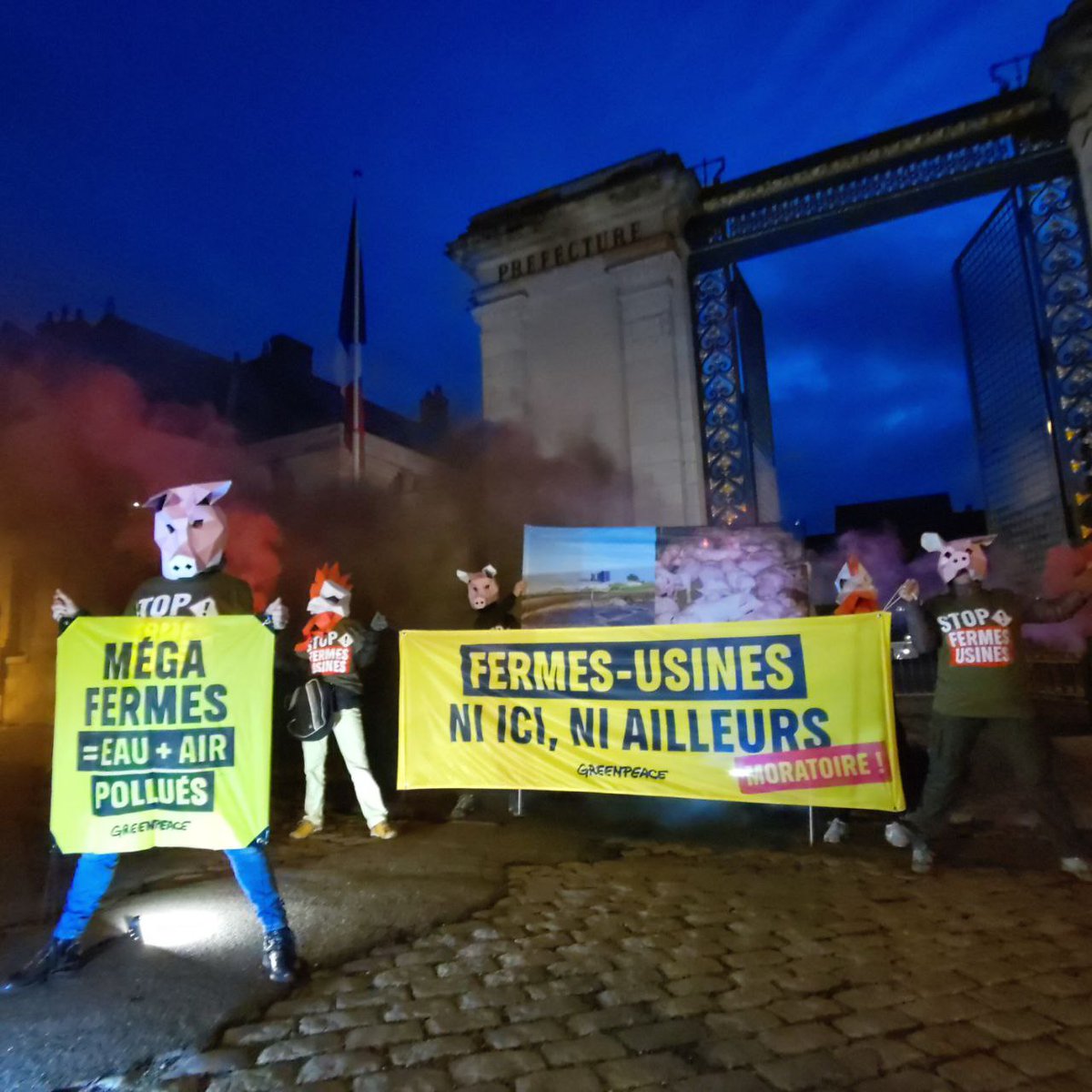 GreenpeaceTours's tweet photo. Devant la préfecture de #Tours ce matin pour dire STOP à l’élevage industriel. Plus aucune ferme-usine ne doit être ni agrandie, ni construite !

@MFesneau nous demandons la mise en place d’un moratoire pour stopper cette industrie mortifère

https://t.co/AnQKNnvSHe https://t.co/UJW0WSCdMc