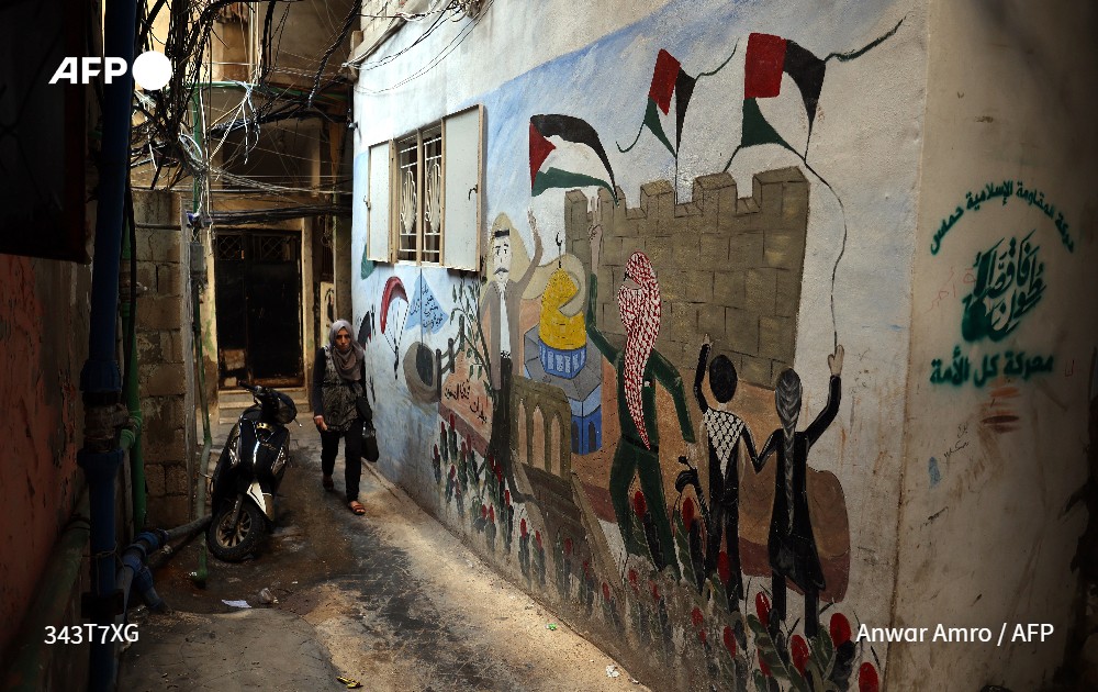AFPar's tweet photo. في مخيم برج البراجنة للاجئين الفلسطينيين في #لبنان، لا تنفك حياة شحادة عن مشاهدة التلفاز، بينما تحمل هاتفها الخلوي متلهفة لتلقي رسالة من ابنتها العالقة مع أولادها الثلاثة في قطاع #غزة بعدما انقطعت أخبارهم لأسبوع.

https://t.co/i0G5msSMUh #فرانس_برس

✍️ليزا غولدن 
📸 @anwaramro11 https://t.co/sYVHoCeboT