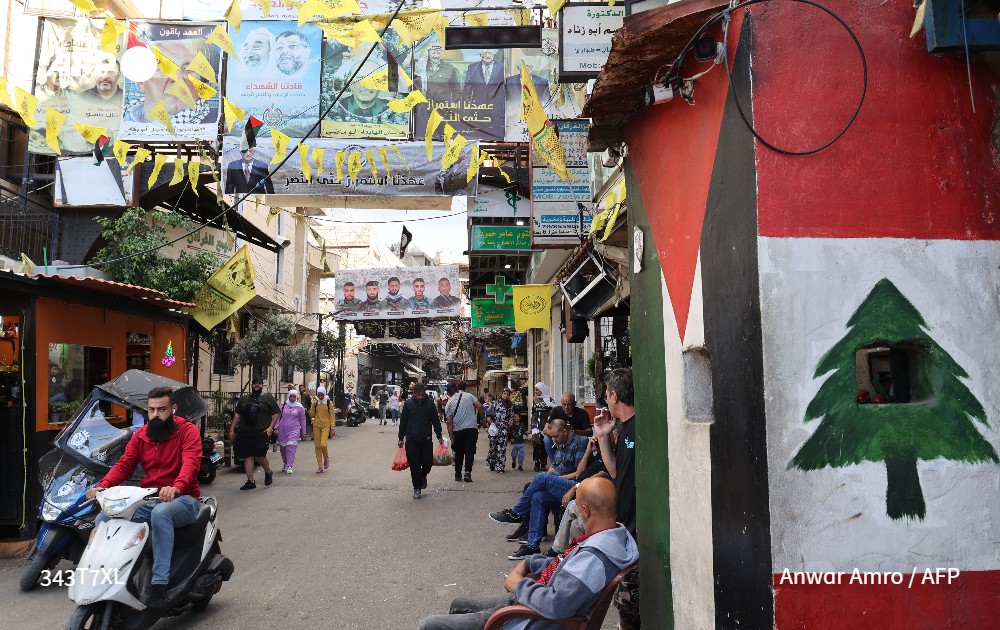 AFPar's tweet photo. في مخيم برج البراجنة للاجئين الفلسطينيين في #لبنان، لا تنفك حياة شحادة عن مشاهدة التلفاز، بينما تحمل هاتفها الخلوي متلهفة لتلقي رسالة من ابنتها العالقة مع أولادها الثلاثة في قطاع #غزة بعدما انقطعت أخبارهم لأسبوع.

https://t.co/i0G5msSMUh #فرانس_برس

✍️ليزا غولدن 
📸 @anwaramro11 https://t.co/sYVHoCeboT