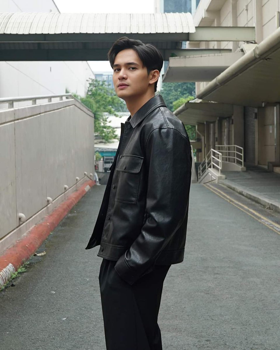 IreneP02's tweet photo. Black rider 

RURU MADRID 
#BlackRiderRebelasyon
JON LUCAS https://t.co/lJoOPiJFcx