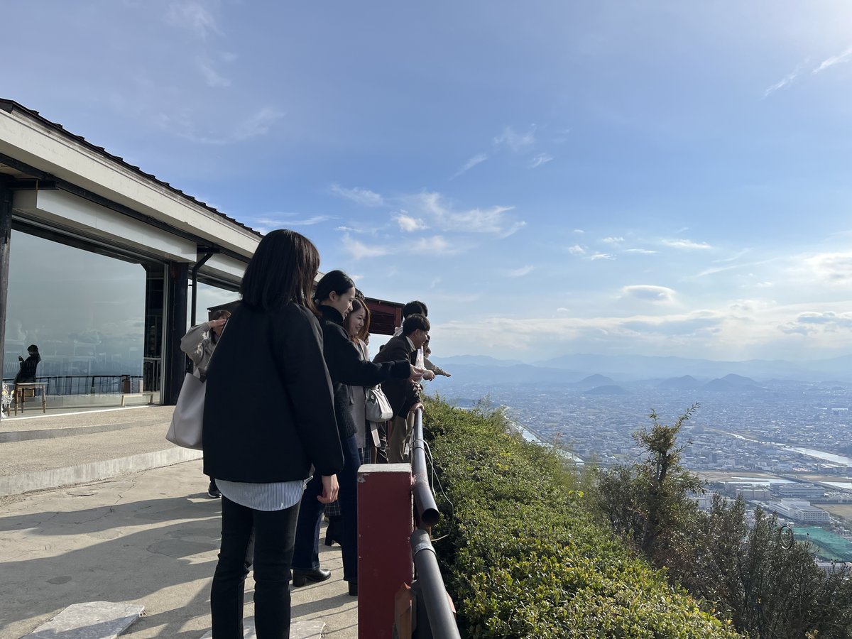 プラザセレクト恒例の大人の遠足。鋳造体験と屋島で瓦投げして歴史に触れた。高松市って昔国宝の文化財出てたんや。その銅鐸とかを作る体験できるなんて知らんかった。屋島は山頂から瓦投げ。源平合戦の言い伝えから来ているらしい。歴史ってすごいね。今回も社員と一日学びながら遊んで楽しかった！！