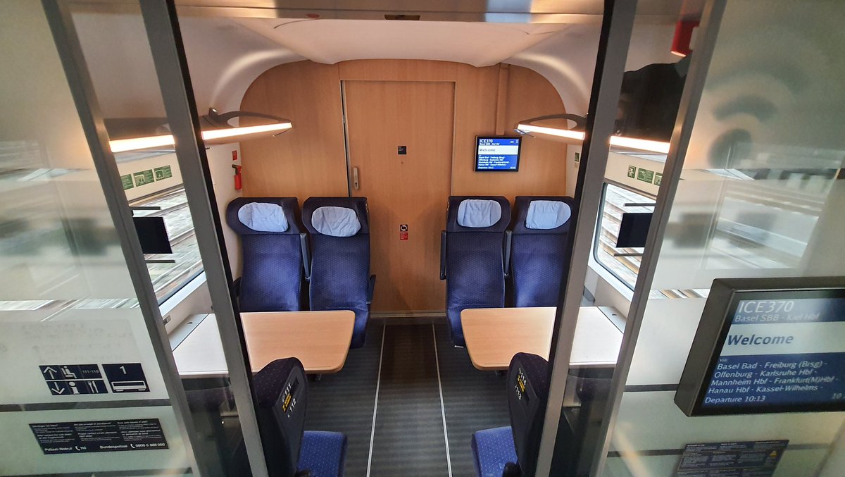 SoerenHinze's tweet photo. #Travelhack
Schon gewusst?
Im ICE 4 gibt es ganz vorne ein kleines Abteil (2. Klasse):
Bin guter Dinge hier heute alleine zu reisen, da sich der Raum hinter dem Fahrradabstell und einer defekten Tür befindet. Ich kann sogar die Zugkommandos aus dem Cockpit hören. #Bahnnerd https://t.co/j9lTFC3Cpq