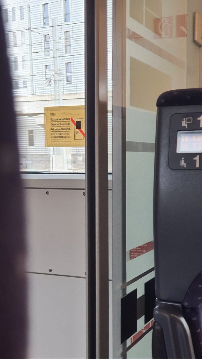 SoerenHinze's tweet photo. #Travelhack
Schon gewusst?
Im ICE 4 gibt es ganz vorne ein kleines Abteil (2. Klasse):
Bin guter Dinge hier heute alleine zu reisen, da sich der Raum hinter dem Fahrradabstell und einer defekten Tür befindet. Ich kann sogar die Zugkommandos aus dem Cockpit hören. #Bahnnerd https://t.co/j9lTFC3Cpq